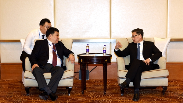 王志清会见了蒙古国民航局局长宾巴苏伦。张哈斯巴根摄.jpg