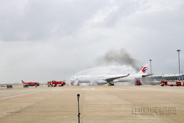 现场演练航空器灭火_副本.jpg