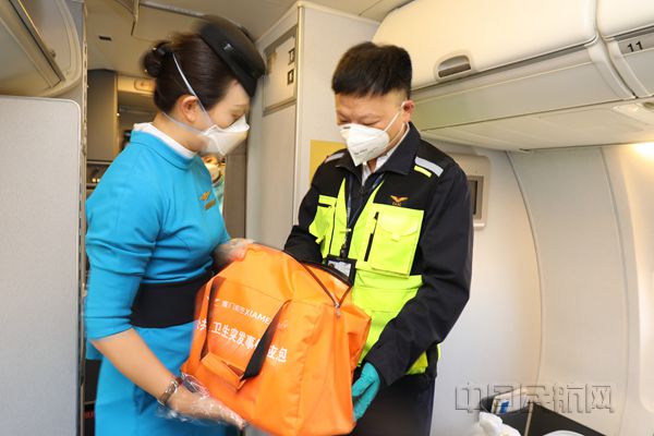 2-检查厦门航空突发公共卫生事件机上应急设备_副本.jpg 2-检查厦门航空突发公共卫生事件机上应急设备_副本.jpg