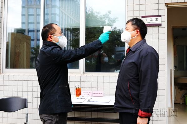 4-上班前全员体温检测_副本.jpg 4-上班前全员体温检测_副本.jpg