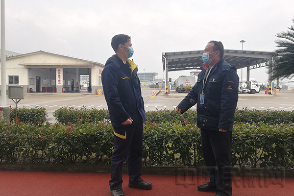 4、中航油湖南分公司盛华：在航空加油站了解疫情防控物资需求.jpg