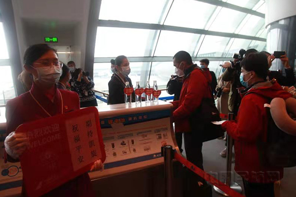 南宁机场安检站为医护人员开通安检专用通道 (1)1.jpg