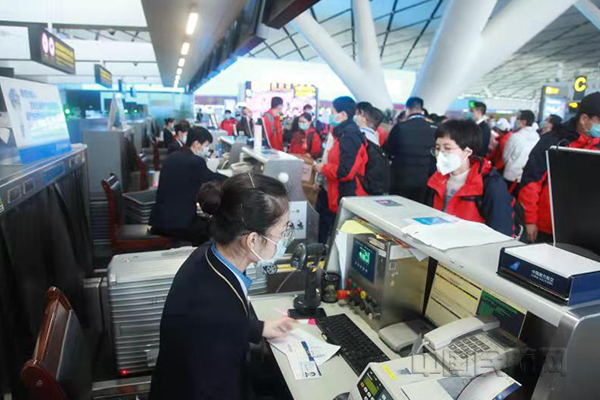 南宁机场安检站为医护人员开通安检专用通道 (2)2.jpg