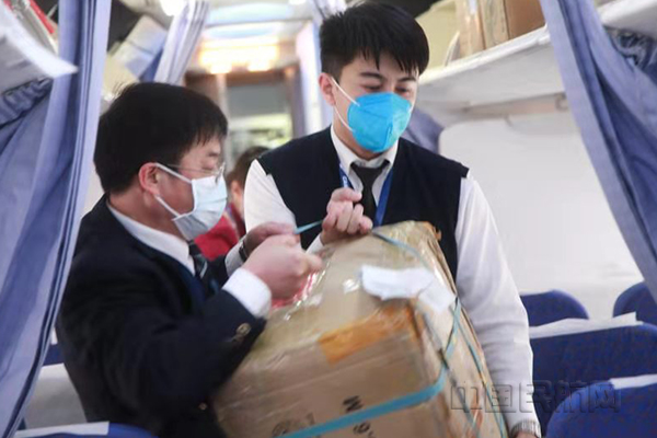 航空公司乘务在机舱帮助医护人员安放医疗物品3.jpg
