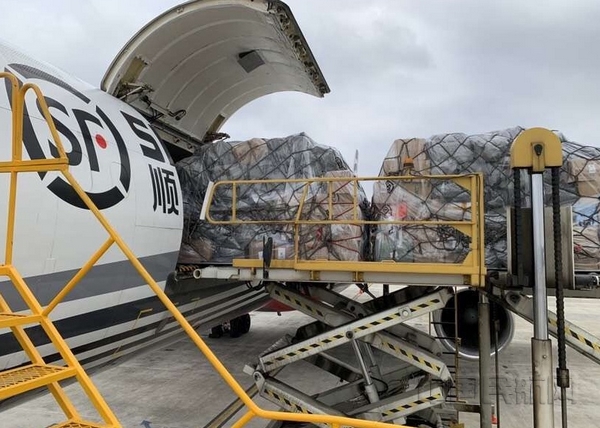 顺丰航空"深圳=武汉"防疫物资运输专线货物装卸现场