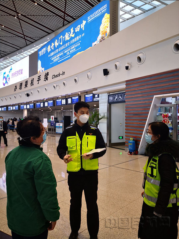 民航广东监管局飞标处监察员在候机楼了解机场应急救护工作1.jpg