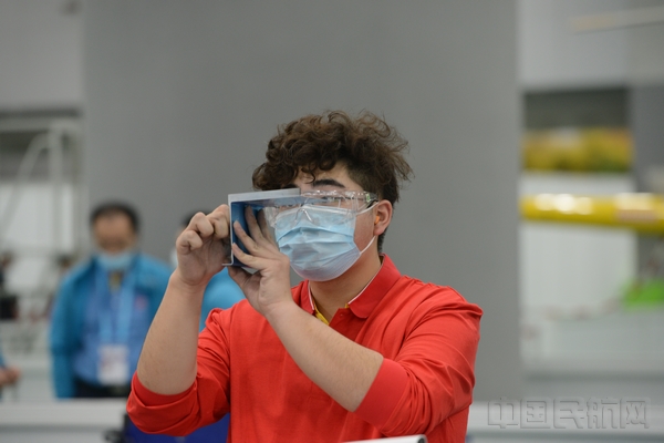 民航行业代表选手王云逸参加飞机维修比赛(图:马士茹).jpg 民航行业代表选手王云逸参加飞机维修比赛(图:马士茹).jpg