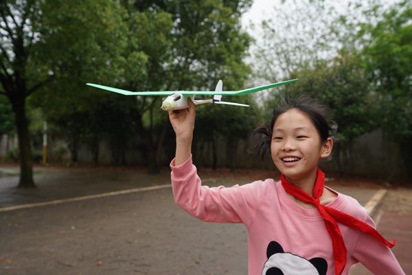 图为:何思娇试飞自己制作的飞机模型_副本.jpg 图为:何思娇试飞自己制作的飞机模型_副本.jpg
