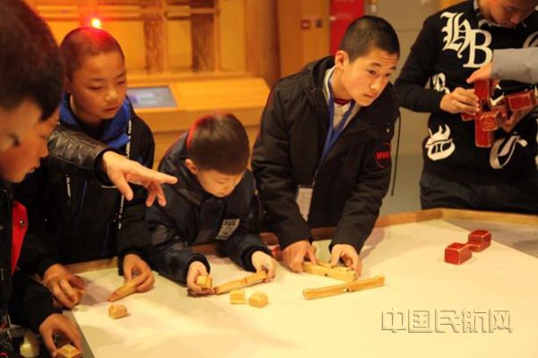 图为:许帅帅(右二)及寇弘毅(左二)参加2019年“放飞梦想”游学活动_副本.jpg 图为:许帅帅(右二)及寇弘毅(左二)参加2019年“放飞梦想”游学活动_副本.jpg