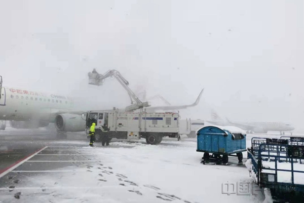 江苏监管局要求相关机场迅速落实除冰雪各项防范应对措施_副本.jpg