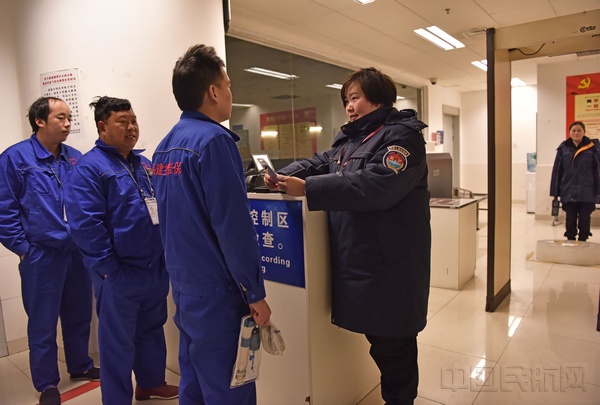安检下穿坚守岗位的三位姑娘.jpg 安检下穿坚守岗位的三位姑娘.jpg