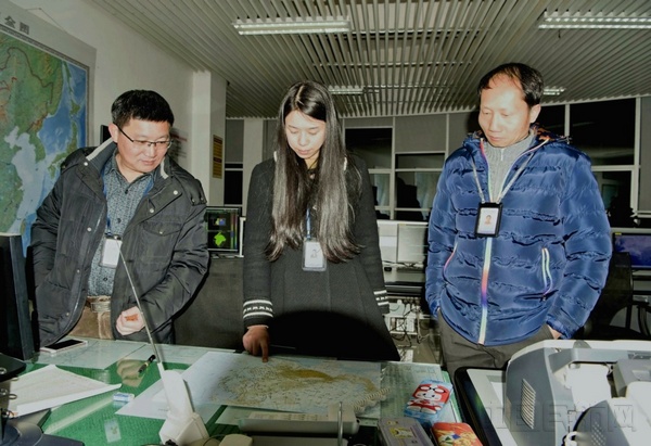 凌晨气象台书记和总工听取预报分析.jpg 凌晨气象台书记和总工听取预报分析.jpg