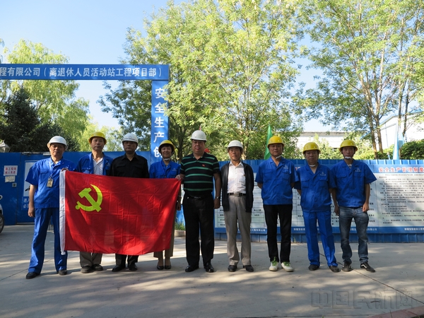 老党员在离退弱电施工中勇担当.jpg