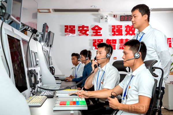 管制员在指挥空中航班_副本.png
