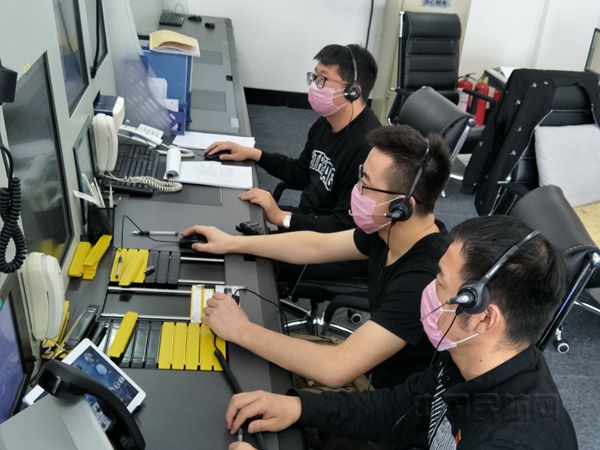 区域管制员在指挥飞机  呼伦贝尔空管站优先指挥运送新型冠状病毒疫情防护物资的飞机尽快到达目的地----孙天辉摄_副本.jpg