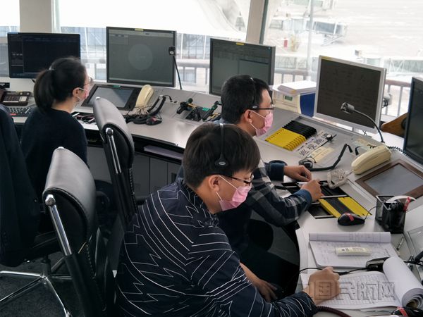 塔台管制员在指挥飞机  呼伦贝尔空管站优先指挥运送新型冠状病毒疫情防护物资的飞机尽快到达目的地----孙天辉摄_副本.jpg