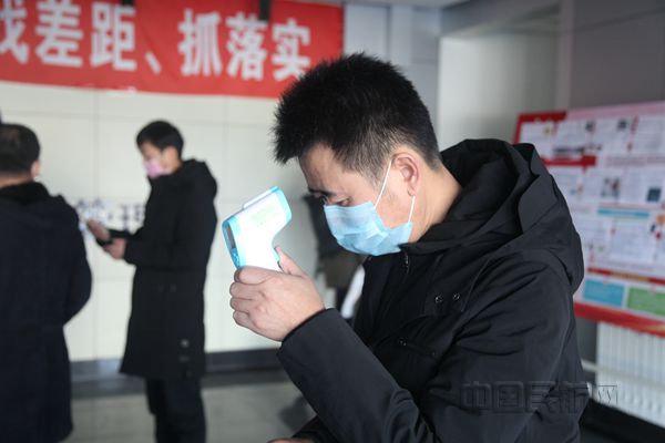 呼伦贝尔空管站职工每天进行测量体温----孙天辉摄_副本.jpg