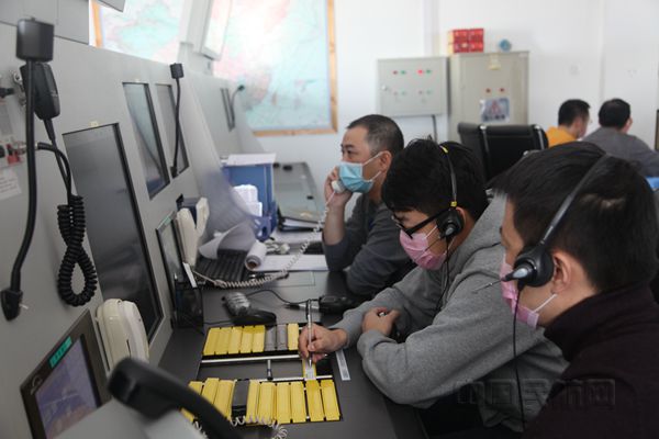 民航呼伦贝尔空管站区域管制员在指挥运送疫情防护物资的航班----孙天辉摄_副本.jpg 民航呼伦贝尔空管站区域管制员在指挥运送疫情防护物资的航班----孙天辉摄_副本.jpg