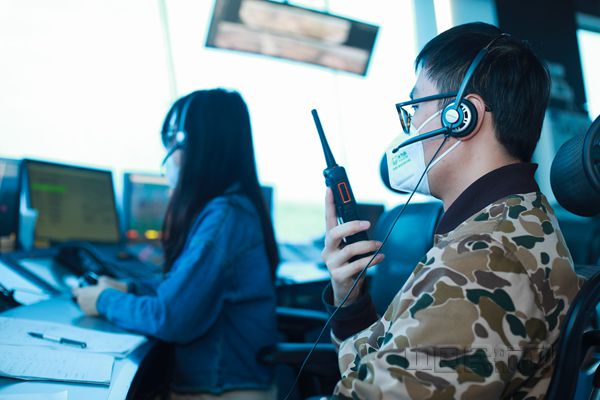 深圳空管塔台管制室现场_副本.jpg 深圳空管塔台管制室现场_副本.jpg