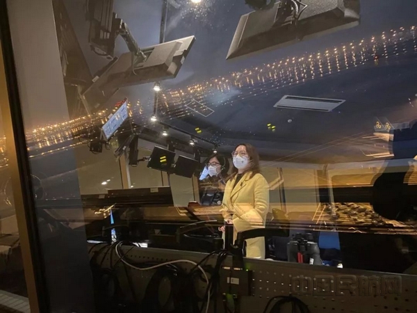 nEO_IMG_1月24日除夕夜唐阳(左一)保障华山医院医护人员航班赴鄂