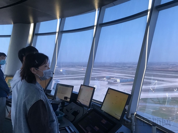 nEO_IMG_安徽空管分局管制员指挥航班落地