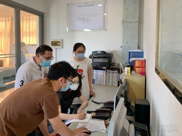 气象预报员会商分析.jpg 气象预报员会商分析.jpg