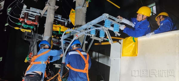 维修供电设备.jpg 维修供电设备.jpg