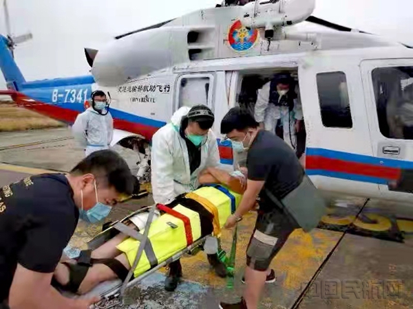 飞机降落后将渔民转送医院(摄影:王娟 南海第一救助飞行队)_副本.jpg 飞机降落后将渔民转送医院(摄影:王娟 南海第一救助飞行队)_副本.jpg