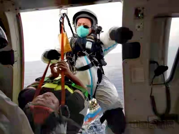 空中救援现场(摄影:王娟 南海第一救助飞行队)_副本.jpg 空中救援现场(摄影:王娟 南海第一救助飞行队)_副本.jpg