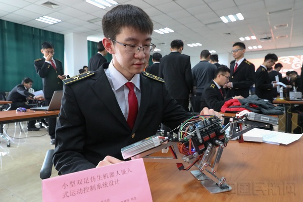 1月9日，中国民航大学CDIO高级项目成果展示会上，学生调试他的项目“小型双足仿生机器人嵌入式运动控制系统设计”。卫柯毅 拍摄.jpg