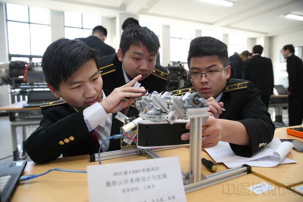 1月11日，中国民航大学CDIO初级项目展示会上，学生在调试设备。庞杰 拍摄.jpg