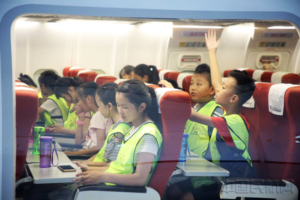 09孩子们在模拟舱体验客舱服务.JPG