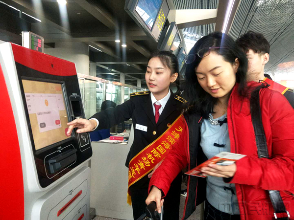 近日，中航大志愿者来到天津机场，为旅客服务_副本.jpg