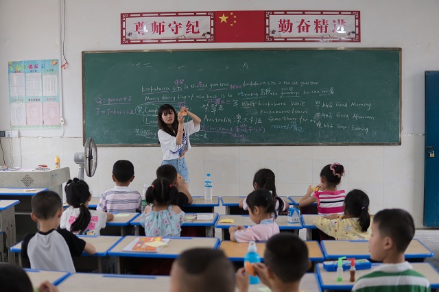 课堂上,老师带领孩子们一步一步折纸飞机