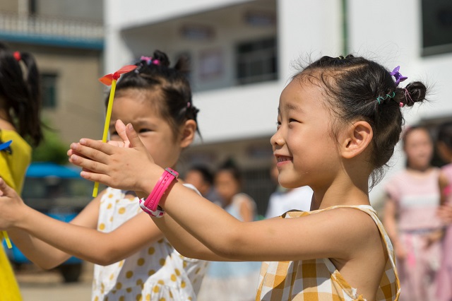 孩子们放飞竹蜻蜓