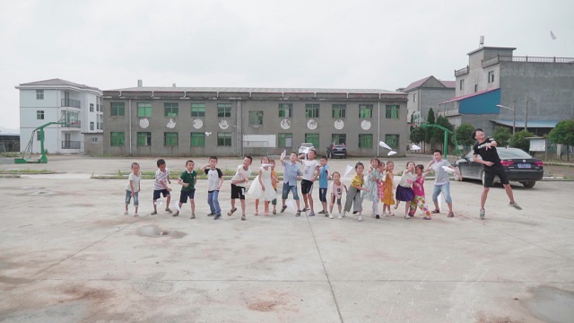 孩子们放飞纸飞机