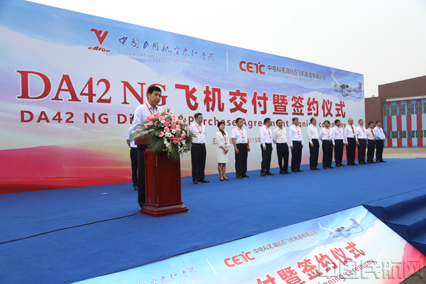 交付仪式现场1 唐一凡 摄_副本.jpg