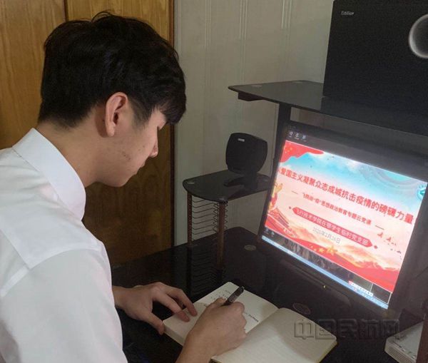 1 学生党员认真记录笔记_副本.jpg