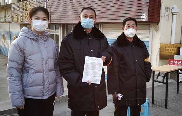 11 计算机学院学生党员将感谢信送到社区卡口执勤点_副本.jpg 11 计算机学院学生党员将感谢信送到社区卡口执勤点_副本.jpg
