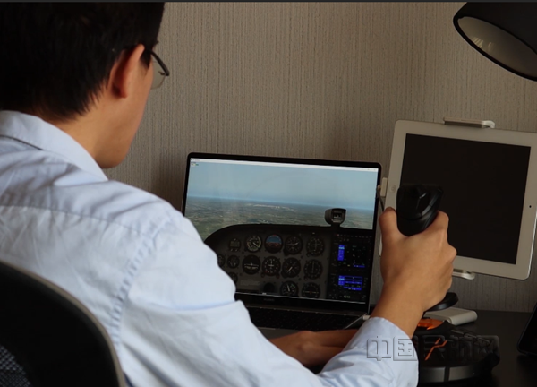 1 学生在家体验线上模拟飞行_副本.png 1 学生在家体验线上模拟飞行_副本.png