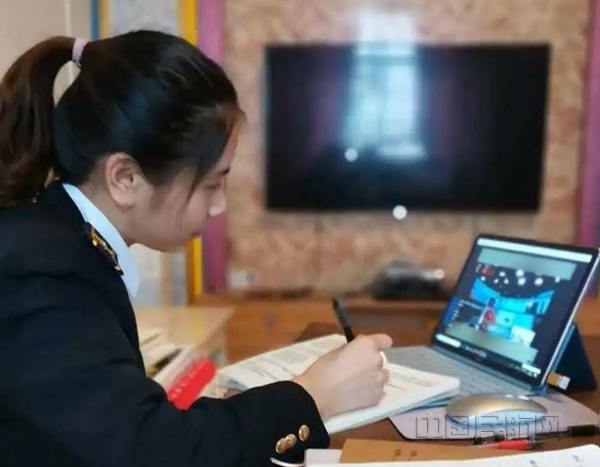 7 空中交通管理学院学生回看“思政大课”视频并记录心得体会_meitu_1_副本.jpg