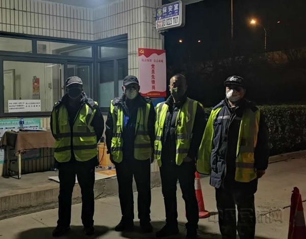 7 航大小区门口的夜班执勤人员。摄影：郭连永_副本.jpg