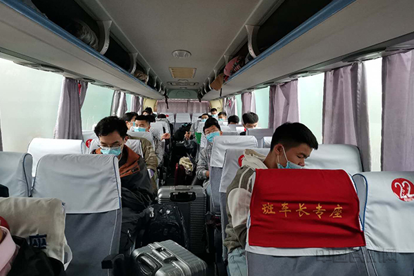 2 学生间隔安全距离就座 班车准备出发返校 谢万杰.jpg 2 学生间隔安全距离就座 班车准备出发返校 谢万杰.jpg