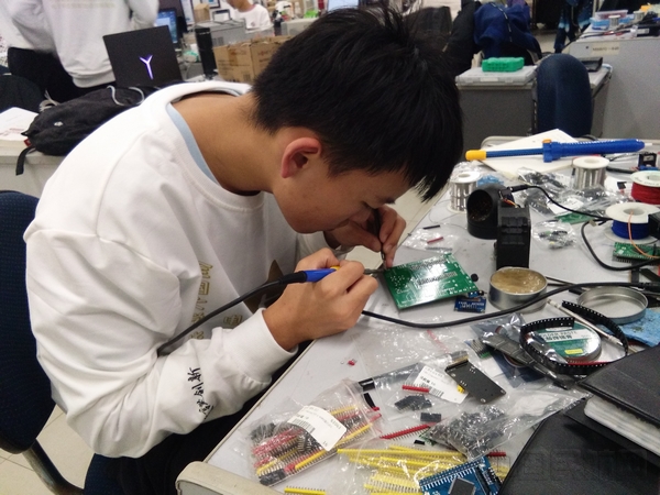 参赛学生专注制作作品.jpg 参赛学生专注制作作品.jpg