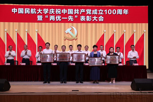 2 先进个人、先进集体代表上台领奖 摄影 庞杰_副本.jpg 2 先进个人、先进集体代表上台领奖 摄影 庞杰_副本.jpg