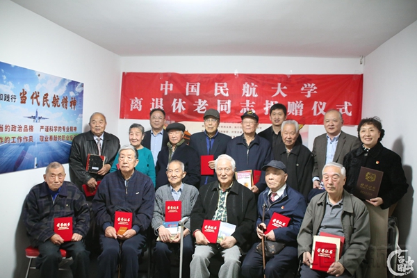 5 部分离退休老同志为校史馆捐赠校史资料6.jpg