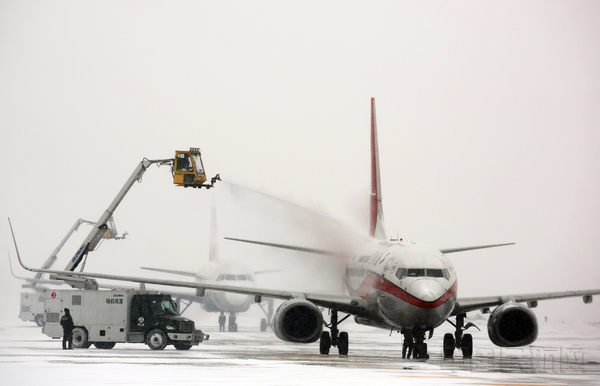 大雪来袭 哈尔滨机场40余个航班受影响