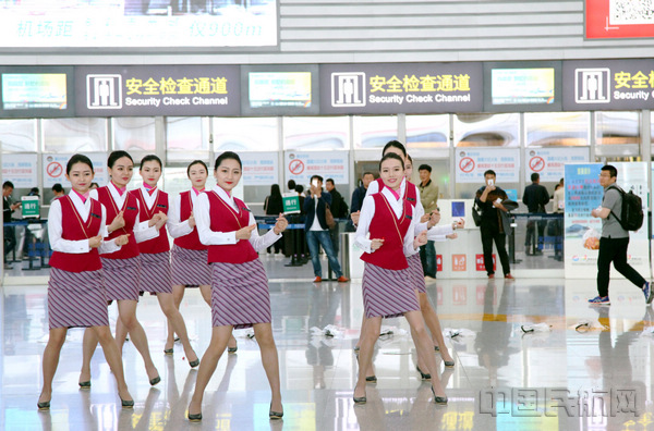 五四青年节 贵阳机场上演空姐高颜值"快闪-中国民航网