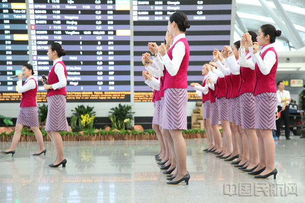 五四青年节 贵阳机场上演空姐高颜值"快闪"