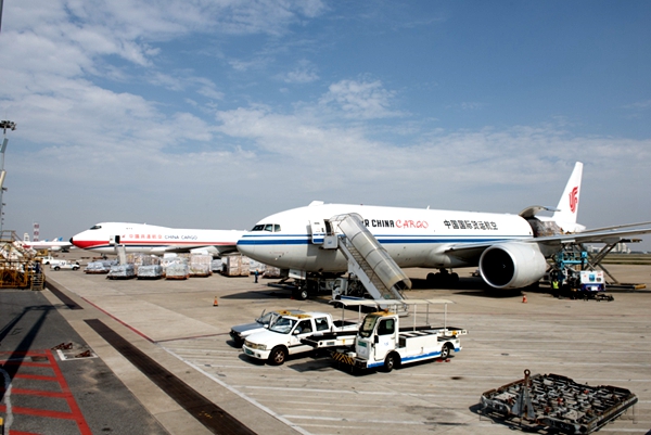 全球第三家:上海机场年货运量首度突破400万吨